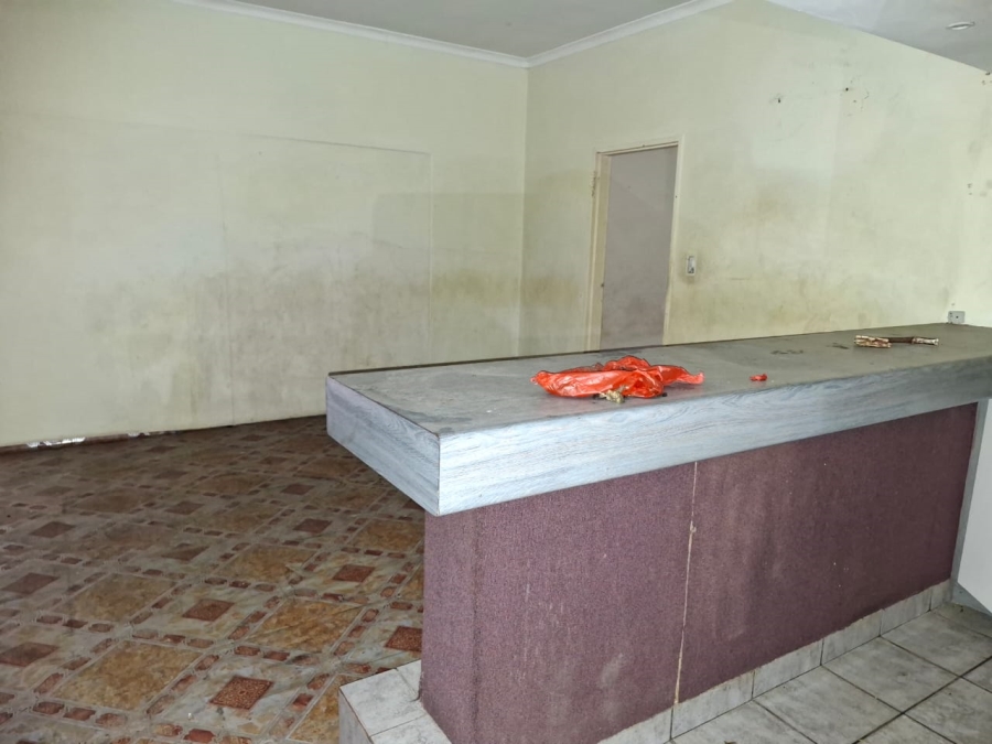 6 Bedroom Property for Sale in Oakdale Western Cape
